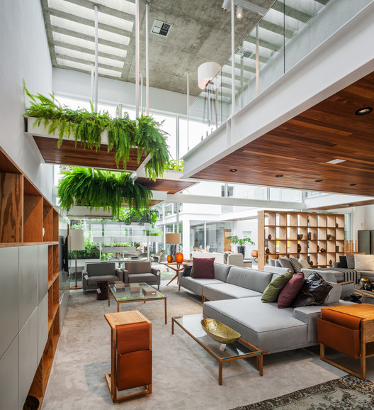 Loja Líder  / FGMF - Fotografia de Interiores, Sala de Estar, Mesa, Sofá, Prateleira, Cadeira, Viga