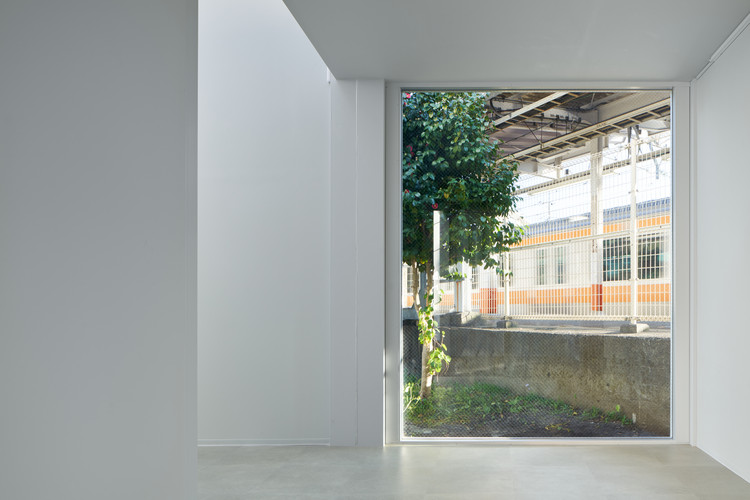 Espacio de fumadores en Tokio / R/URBAN DESIGN OFFICE - Fotografía interior, Vidrio, Concreto