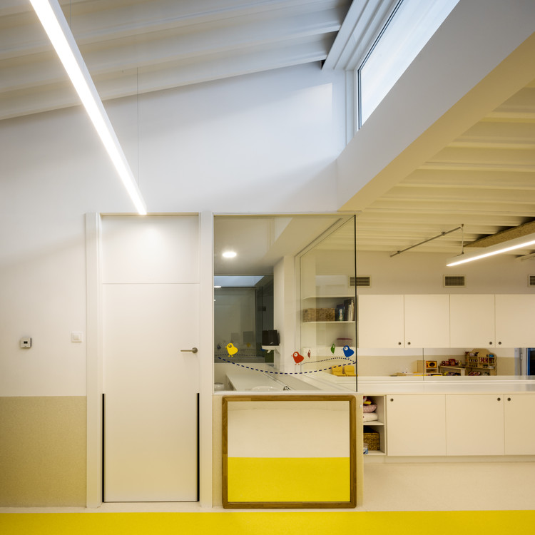 Escola Infantil em Veigadaña / Estudio P + Encaixe Arquitectura - Fotografia de Interiores, Cozinha, Vidro