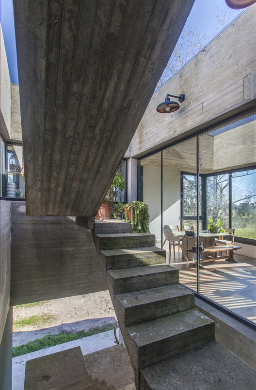 Casa Uribelarrea / Estudio SSARQ - Fotografia de Exterior, Escada, Concreto, Viga, Pilar