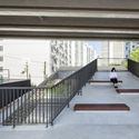 首尔露台广场，高架桥下的再生空间 / HG-Architecture - 室内图, 扶手, 楼梯, 具体的