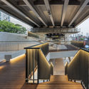 首尔露台广场，高架桥下的再生空间 / HG-Architecture - 室内图, 楼梯, 具体的, 梁, 扶手