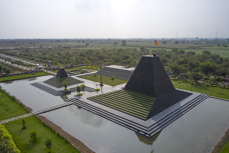 Templo de los Escalones / Sameep Padora & Associates - Fotografía exterior, Jardín