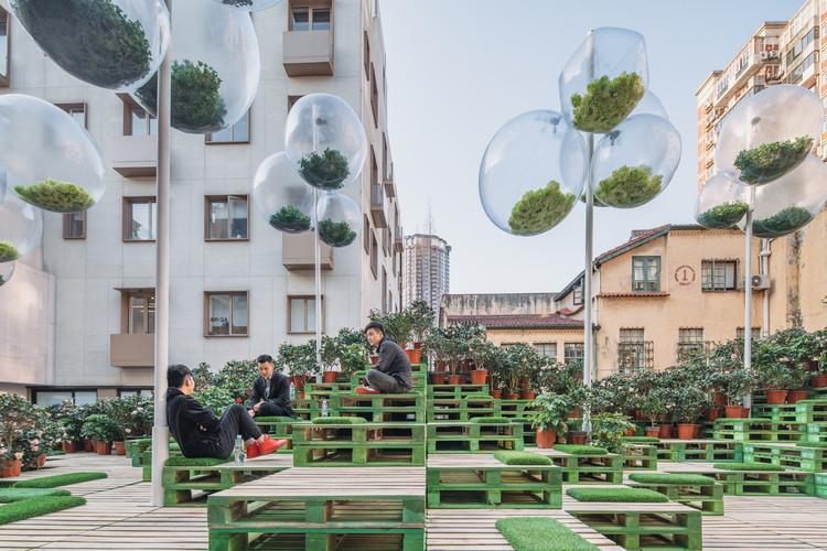 Low-Cost Design: Urban Installations and Pavilions Built with Recycled Pallets - Image 8 of 14