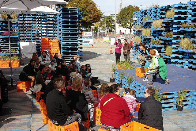 Projetando com baixo custo: 6 instalações urbanas e pavilhões construídos com paletes reciclados - Imagem 12 de 14