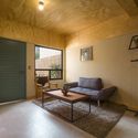 Casa Retazo / Apaloosa Estudio de Arquitectura y Diseño - Fotografía interior, Sustentabilidad, Dormitorio, Puerta, Fijación Vigas, Fachada, Sillas, Camas