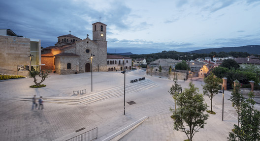 Remodelação da Praça Maior de Ódena / SCOB - Fotografia de Exterior, Arco