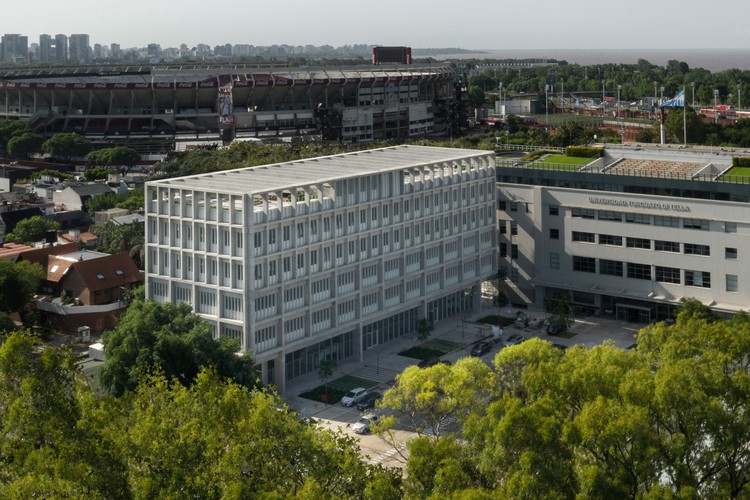 Torcuato Di Tella大学教学楼 / Josep Ferrando Architecture - 更多图片