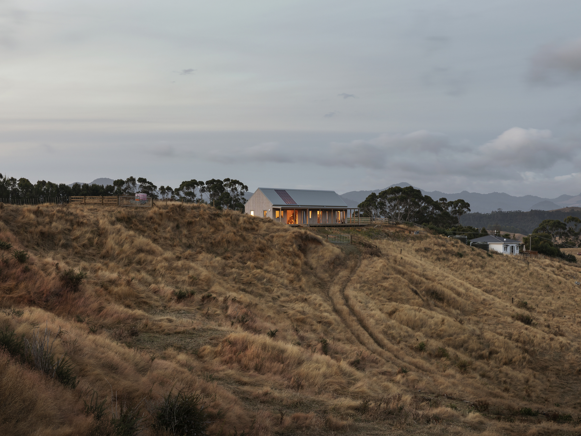 Gallery of Karangahake House / MAKE Architects 8