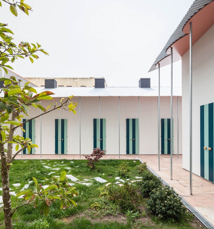 Seis casas em um Jardim / fala - Mais Imagens