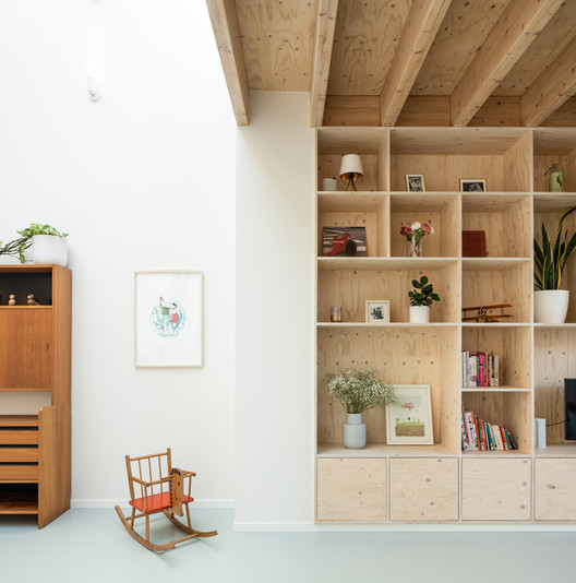 Casa Jan Olieslagers / collectief mars - Fotografia de Interiores, Armário, Madeira, Prateleira