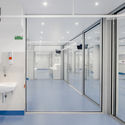 莫纳什医疗复苏设施 / SPACECUBE - 室内图, 卫生间, 玻璃