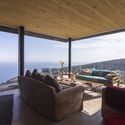 Casa Curaumilla / Andrés Riveros + Crescente Böhme Alemparte  - Fotografía interior, Sala de estar, Sillones, Ventanas, Dormitorio
