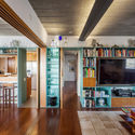 Brazilian Interiors: 17 Apartments with Sheet Metal Shelving - 4 的图像 4