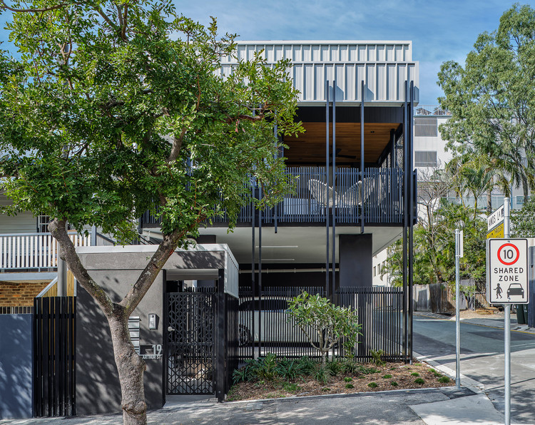 Trio on Amos Houses / refresh*design - More Images