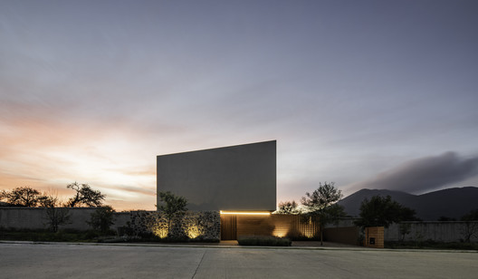House Between Gardens / MEM Arquitectos House Between Gardens / MEM Arquitectos - Exterior Photography, Facade