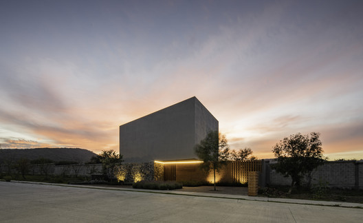 House Between Gardens / MEM Arquitectos House Between Gardens / MEM Arquitectos - Exterior Photography, Facade