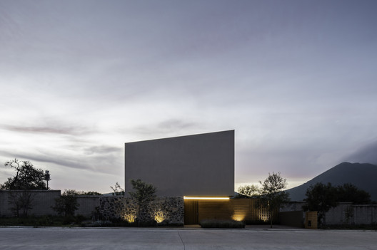 House Between Gardens / MEM Arquitectos House Between Gardens / MEM Arquitectos - Exterior Photography, Facade