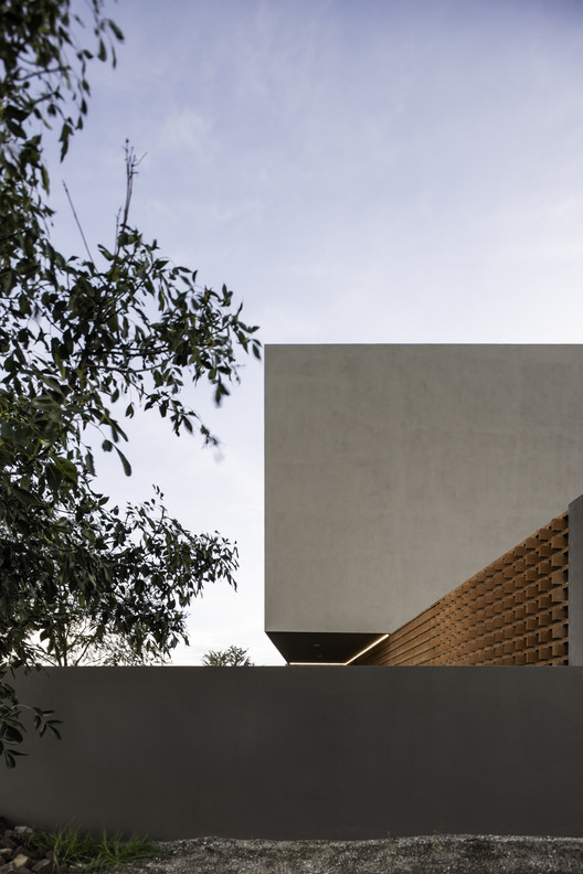 House Between Gardens / MEM Arquitectos House Between Gardens / MEM Arquitectos - Exterior Photography, Concrete