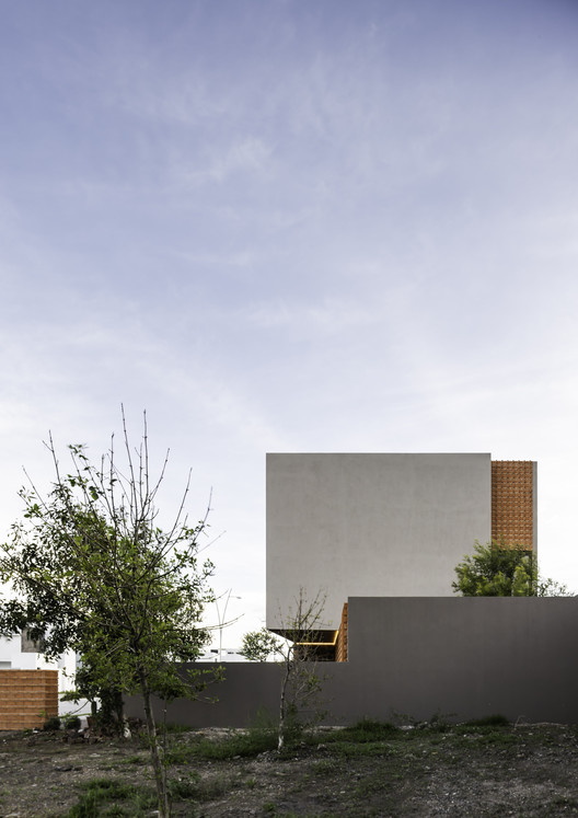 House Between Gardens / MEM Arquitectos House Between Gardens / MEM Arquitectos - Exterior Photography, Concrete