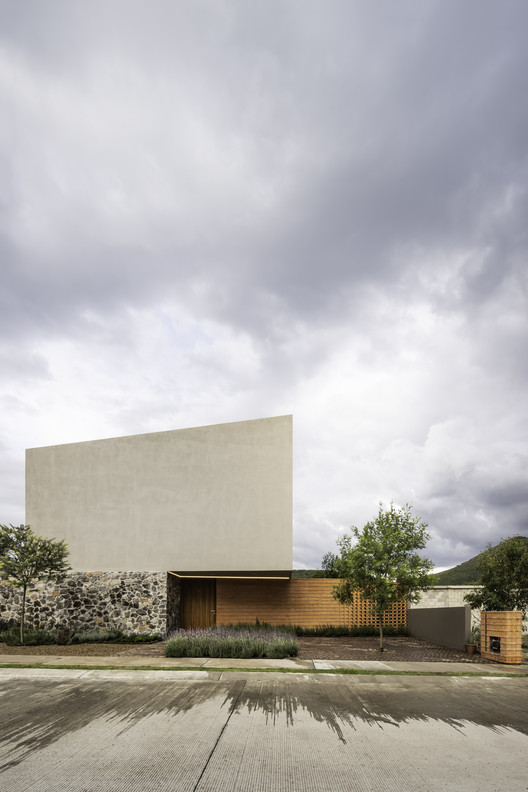 House Between Gardens / MEM Arquitectos House Between Gardens / MEM Arquitectos - Exterior Photography, Concrete