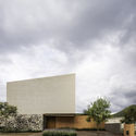 House Between Gardens / MEM Arquitectos - Exterior Photography, Houses