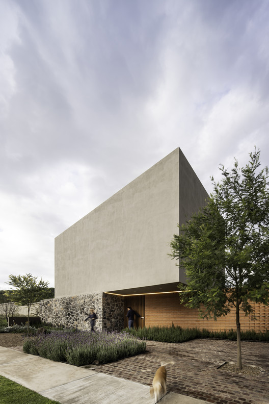 House Between Gardens / MEM Arquitectos - Exterior Photography, Concrete, Garden