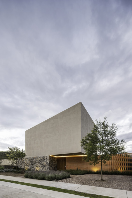 House Between Gardens / MEM Arquitectos House Between Gardens / MEM Arquitectos - Exterior Photography, Facade, Concrete