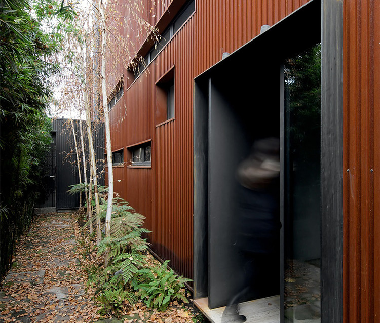 Casas com pátios laterais: soluções de iluminação e ventilação natural em terrenos estreitos - Imagem 10 de 21