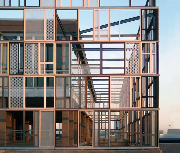 10 Architectural Projects that Give New Life to Recycled Doors and Windows - Image 6 of 12