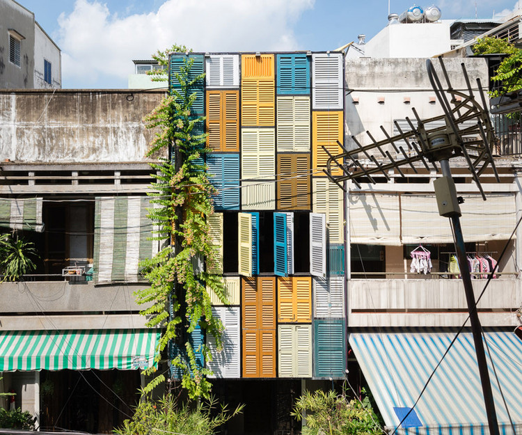 10 Architectural Projects that Give New Life to Recycled Doors and Windows - Image 8 of 12