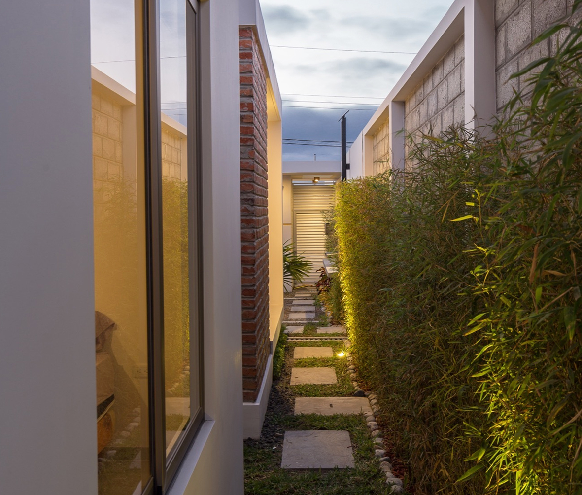Galería de Casas con patios laterales Luz natural y ventilación