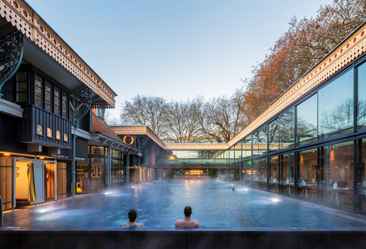 Fluid Dynamics: Iconic Swimming Pools Around the World Fluid Dynamics: Iconic Swimming Pools Around the World - Image 7 of 11
