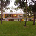 Casa con diez pinos / Estudio Frolik - Fotografía exterior, Paisaje, Jardín, Fachada