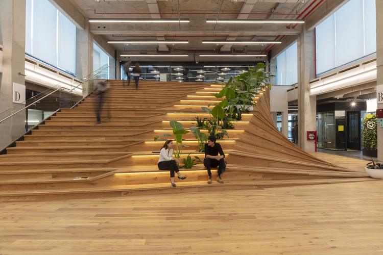 Parque de oficinas Polo Dot, Edificio Zetta  / Machado Silvetti - Fotografía interior, Escaleras, Barandas