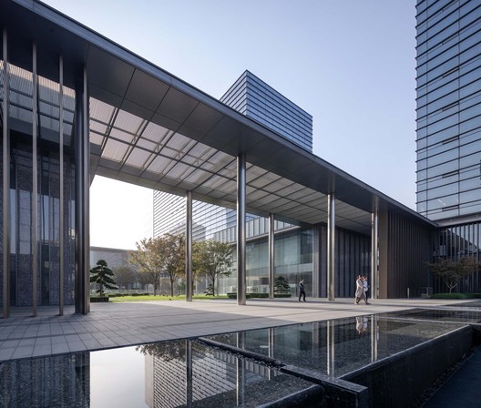 Sede de Yasha Group / goa - Fotografía exterior, Vidrio, Fachada