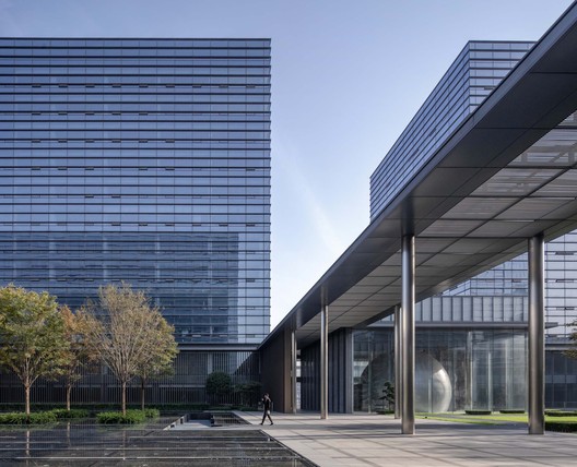 Sede de Yasha Group / goa - Fotografía exterior, Fachada, Vidrio