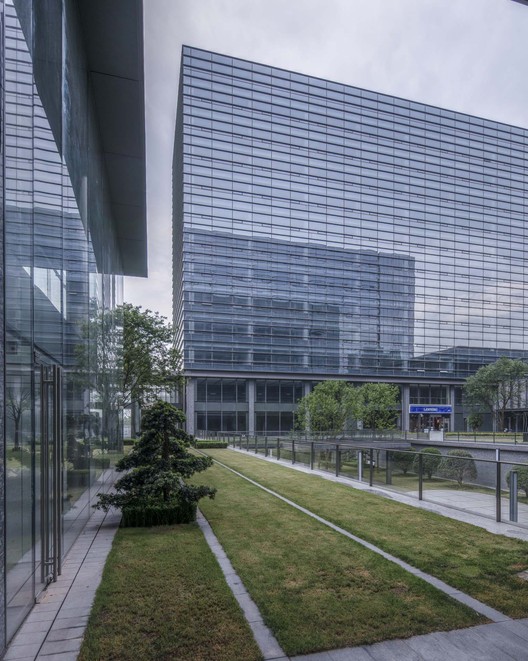 Sede de Yasha Group / goa Sede de Yasha Group / goa - Fotografía exterior, Vidrio, Fachada
