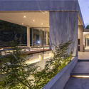 Casa con diez pinos / Estudio Frolik - Fotografía exterior, Paisaje, Jardín, Fachada, Puerta, Iluminación