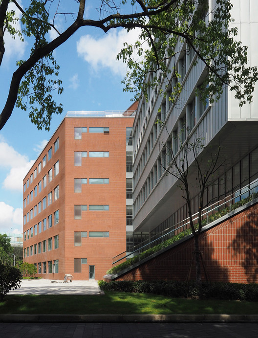Edifício de Educação Cooperativa Internacional da USST / Le Architects Edifício de Educação Cooperativa Internacional da USST / Le Architects - Imagem 8 de 30
