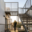Escaleras exteriores en edificios residenciales: 10 proyectos con espacios de circulación abiertos en Argentina  - Image 2 of 4