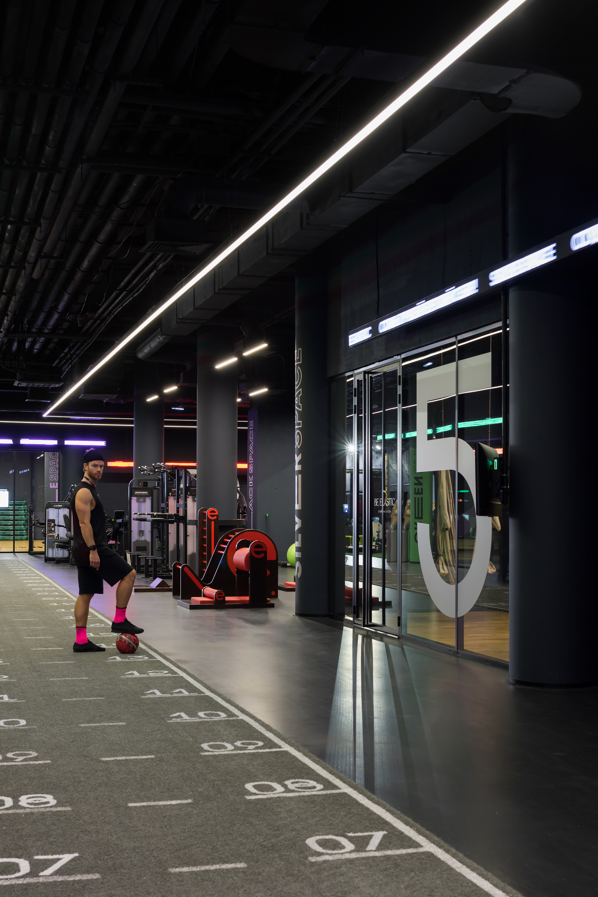 Gallery of Kometa Black Fitness Club / YoYo Bureau - 36