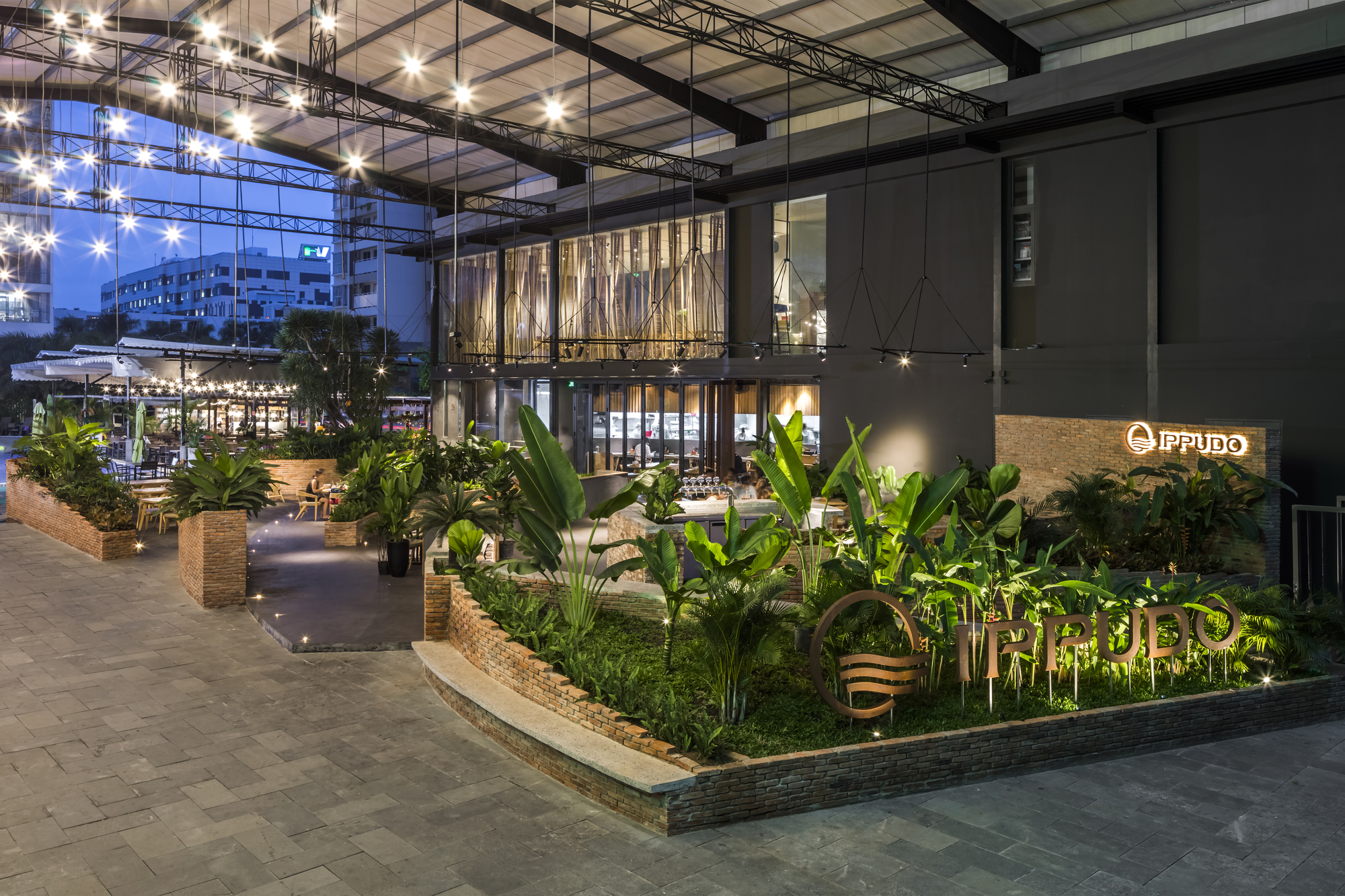 画廊 “筷子”立面，越南一风堂拉面店 / Takashi Niwa Architects - 12