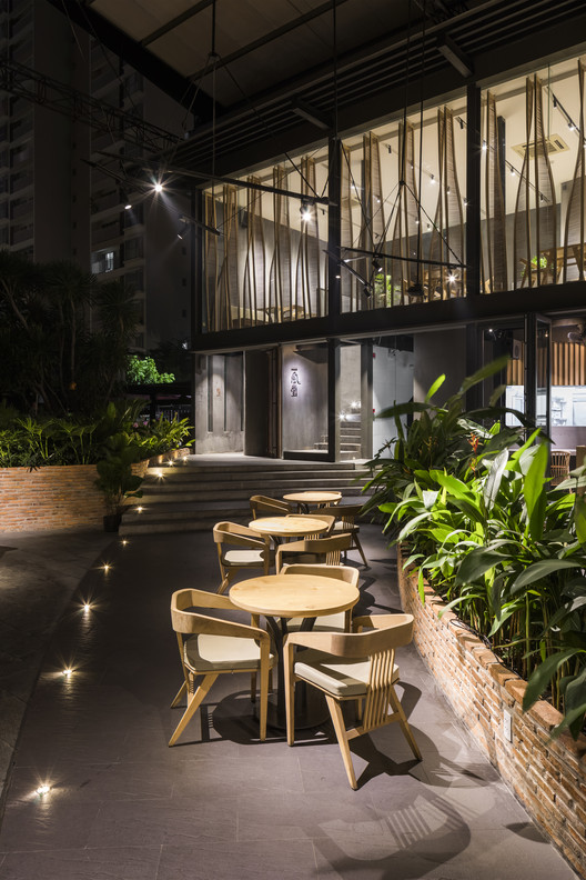 IPPUDO Restaurant Vietnam / Takashi Niwa Architects - Interior Photography, Table, Chair, Beam, Courtyard