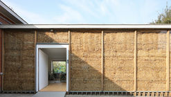 Straw Bales: Building Efficient Walls with Agricultural Waste