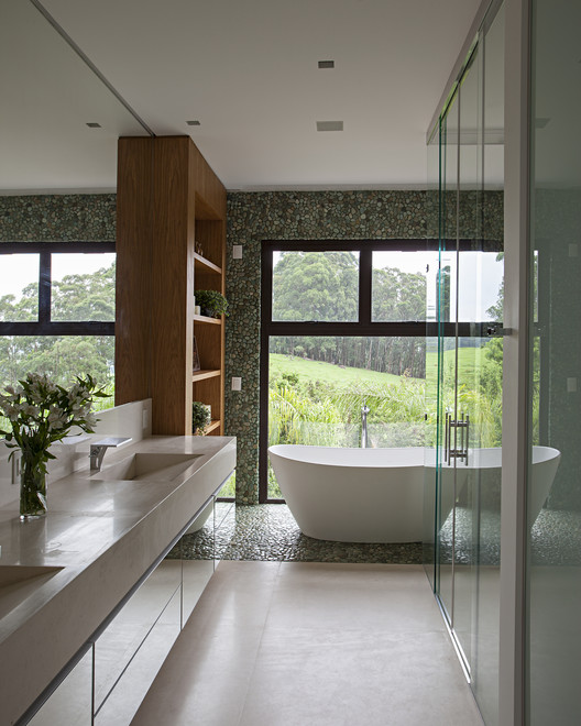 Fazenda da Grama I House / Deborah Roig - Interior Photography, Bathroom, Glass