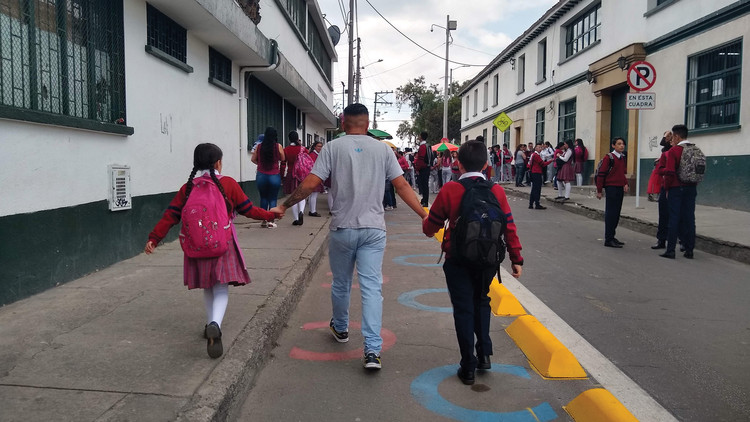 El programa Kids First de Bogotá tiene un enfoque holístico, con el objetivo de mejorar los viajes diarios de los niños a la escuela como peatones, ciclistas y pasajeros de vehículos. Imagen © Secretaría de Movilidad