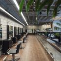 Salão de Beleza Kapo Patio 24 / Bruta Arquitetura - Fotografia de Interiores, Interiores De Espaços Para O Bem Estar, Viga, Mesa, Cadeira