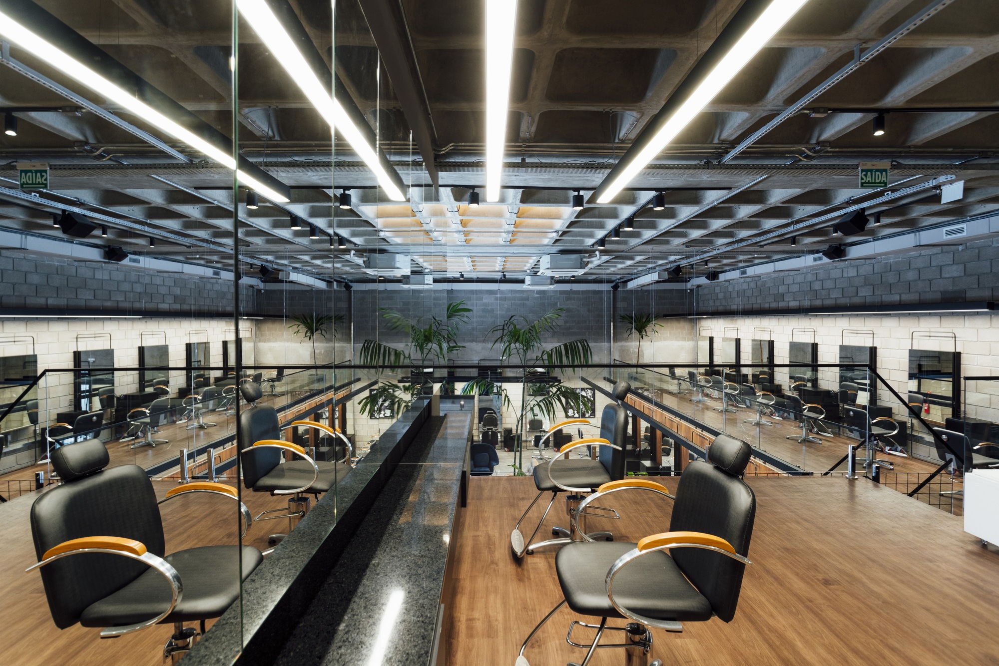 Galeria de Salão de Beleza Kapo Patio 24 / Bruta Arquitetura 2