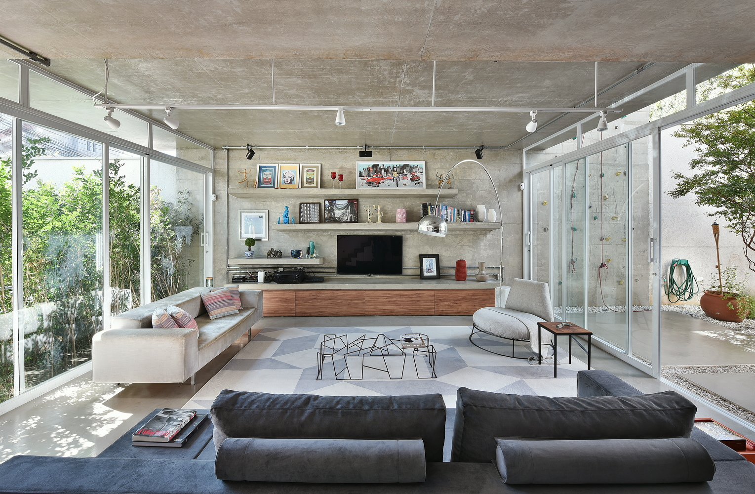 Galeria de Interiores brasileiros: 21 projetos com concreto aparente - 16